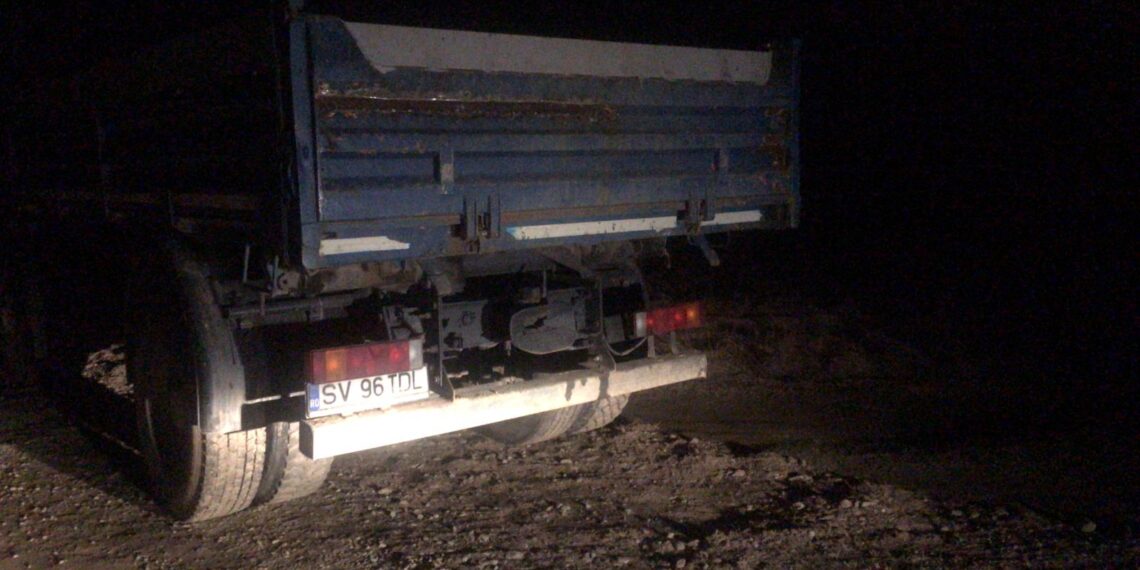 FOTO Polițiștii au indisponibilizat un utilaj și o autobasculantă, folosite pentru furt de balast din albia râului Suceava