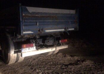 FOTO Polițiștii au indisponibilizat un utilaj și o autobasculantă, folosite pentru furt de balast din albia râului Suceava