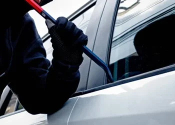 Un individ, care a spart mașina unei femei în timp ce aceasta se afla la biserică, a fost condamnat la opt luni de închisoare cu suspendare