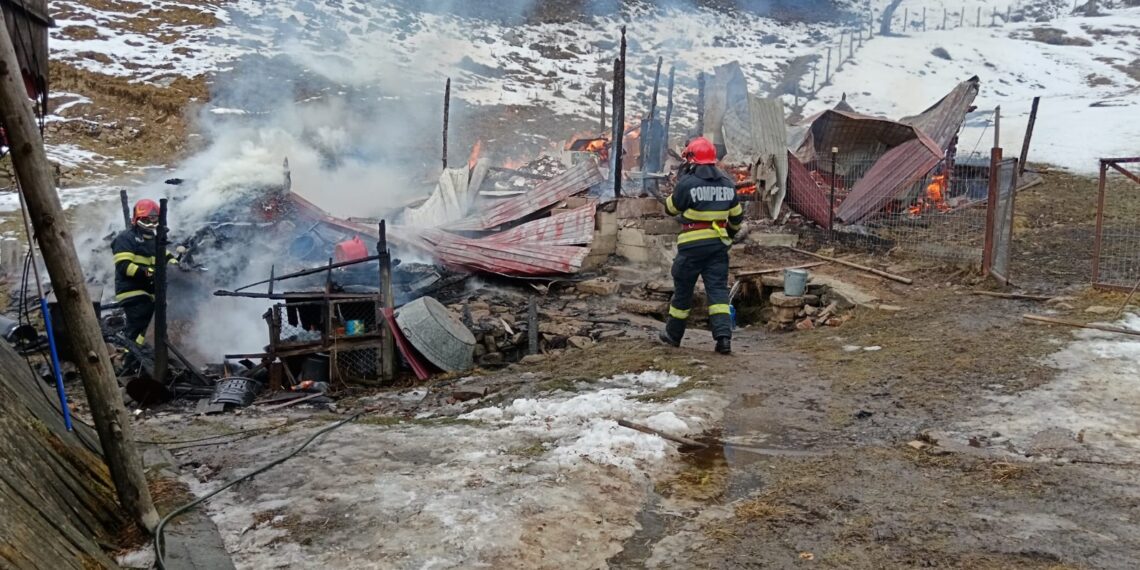 FOTO O gospodărie din Brodina a ars până la temelie. O femeie a fost găsită carbonizată în locuință