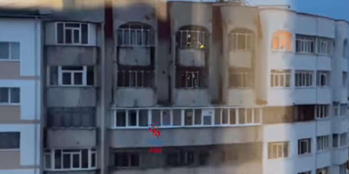 VIDEO Incendiu izbucnit la un apartament de la etajul 8 al unui bloc din Burdujeni, din cauza unui aparat de gătit lăsat nesupravegheat. Proprietarul nu se afla în apartament