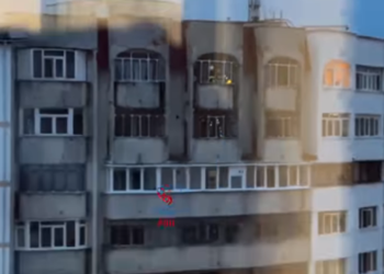 VIDEO Incendiu izbucnit la un apartament de la etajul 8 al unui bloc din Burdujeni, din cauza unui aparat de gătit lăsat nesupravegheat. Proprietarul nu se afla în apartament