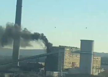 VIDEO Incendiu izbucnit la o clădire dezafectată din zona ”CET”, cel mai probabil din cauza tăierii materialelor fieroase fără respectarea normelor PSI