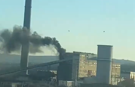 VIDEO Incendiu izbucnit la o clădire dezafectată din zona ”CET”, cel mai probabil din cauza tăierii materialelor fieroase fără respectarea normelor PSI