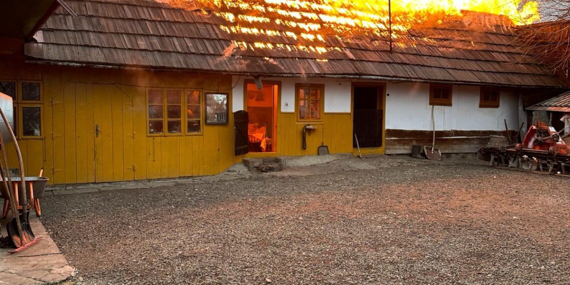 VIDEO Trei gospodării din Frătăuții Noi au fost afectate de un incendiu izbucnit în această dimineață. Pompierii au intervenit cu șase autospeciale de stingere