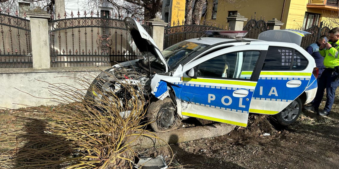 FOTO O autospecială de poliție din cadrul Secției Gălănești, aflată în misiune, a fost implicată într-un accident rutier pe raza localității Hurjuieni. Un polițist a fost rănit