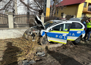 FOTO O autospecială de poliție din cadrul Secției Gălănești, aflată în misiune, a fost implicată într-un accident rutier pe raza localității Hurjuieni. Un polițist a fost rănit