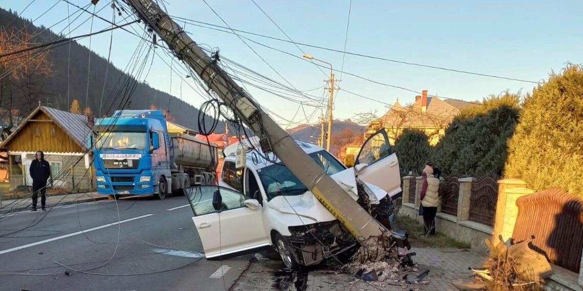 FOTO Doi adulți și trei minori au ajuns la spital, după ce mașina în care se aflau s-a oprit într-un stâlp, pe raza municipiului Câmpulung Moldovenesc