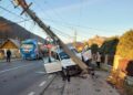 FOTO Doi adulți și trei minori au ajuns la spital, după ce mașina în care se aflau s-a oprit într-un stâlp, pe raza municipiului Câmpulung Moldovenesc