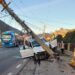 FOTO Doi adulți și trei minori au ajuns la spital, după ce mașina în care se aflau s-a oprit într-un stâlp, pe raza municipiului Câmpulung Moldovenesc