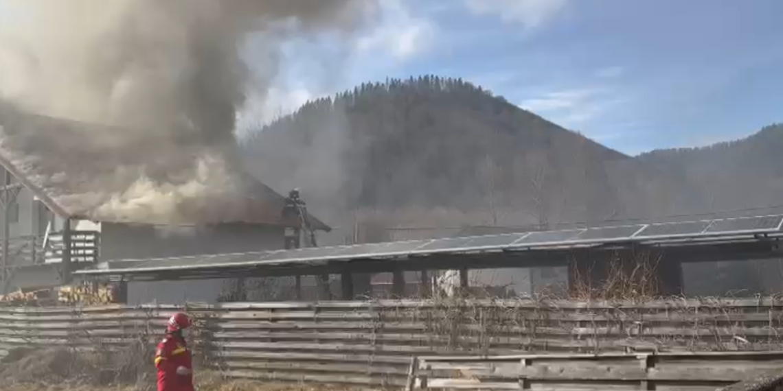 VIDEO Incendiu izbucnit la o pensiune din Mălini. Aceasta a fost închisă în decembrie, iar operatorul economic a fost amendat cu 100.000 de lei