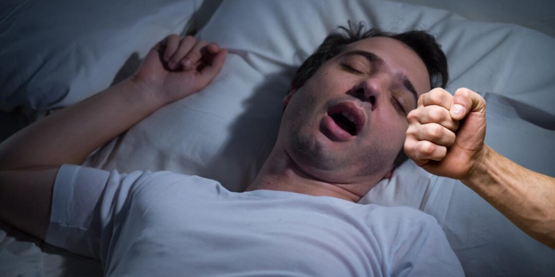 Un sucevean de 52 de ani i-a dat un pumn fratelui său, în ochiul stâng, pentru că vorbea prin somn