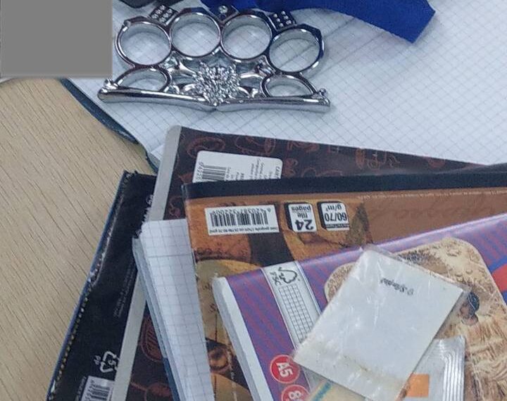 FOTO Polițiștii suceveni au controlat peste 400 de ghiozdane ale elevilor din Suceava, Câmpulung Moldovenesc, Pătrăuți și Dumbrăveni. Printre caiete, rechizite și iconițe, un elev avea în ghiozdan și un box metalic