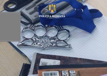 FOTO Polițiștii suceveni au controlat peste 400 de ghiozdane ale elevilor din Suceava, Câmpulung Moldovenesc, Pătrăuți și Dumbrăveni. Printre caiete, rechizite și iconițe, un elev avea în ghiozdan și un box metalic