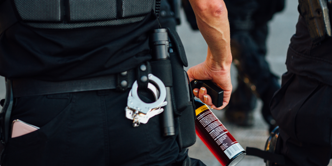 Polițiștii rădăuțeni au pulverizat spray lacrimogen în zona radiatorului unui Merțan în care s-au baricadat doi indivizi rupți de beți. Oamenii legii i-au încătușat, după ce indivizii au fost nevoiți să iasă la aer curat
