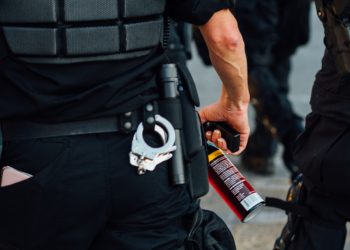 Polițiștii rădăuțeni au pulverizat spray lacrimogen în zona radiatorului unui Merțan în care s-au baricadat doi indivizi rupți de beți. Oamenii legii i-au încătușat, după ce indivizii au fost nevoiți să iasă la aer curat