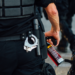 Polițiștii rădăuțeni au pulverizat spray lacrimogen în zona radiatorului unui Merțan în care s-au baricadat doi indivizi rupți de beți. Oamenii legii i-au încătușat, după ce indivizii au fost nevoiți să iasă la aer curat