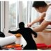 Un sucevean l-a amenințat cu moartea și l-a lovit cu pumnul și cu lemne de foc pe tatăl proprietarului firmei care a montat un geam termoizolant la locuința nepotului său. Agresorul a fost condamnat la o amendă penală de 2.400 de lei și trebuie să-i plătească victimei daune morale de 2.000 de lei