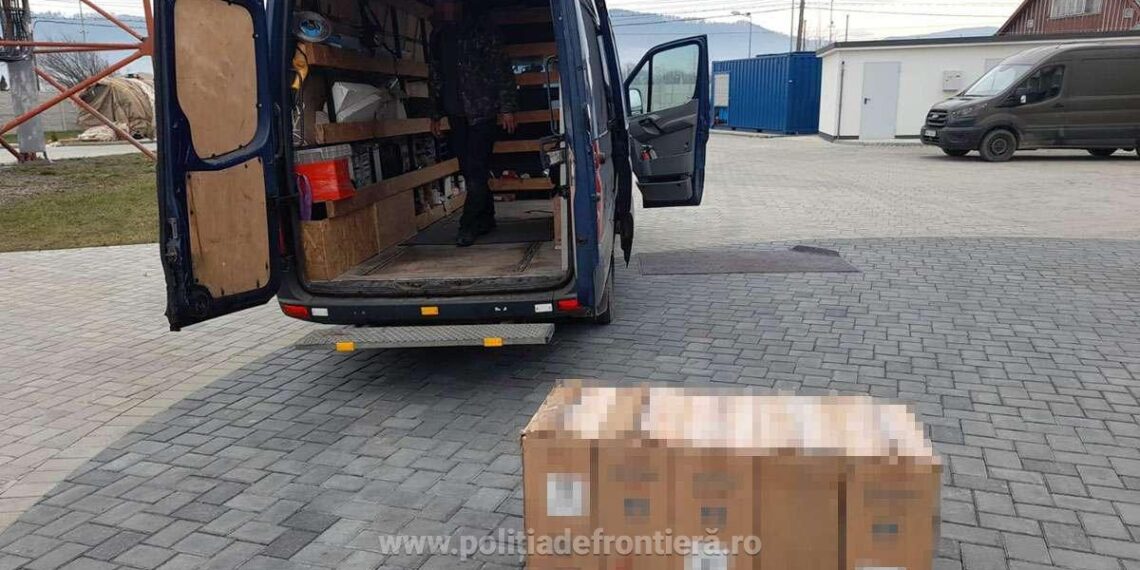 FOTO Țigări de contrabandă, în valoare de circa 30.000 de lei, descoperite într-o dubă, pe o stradă din Vicovu de Sus