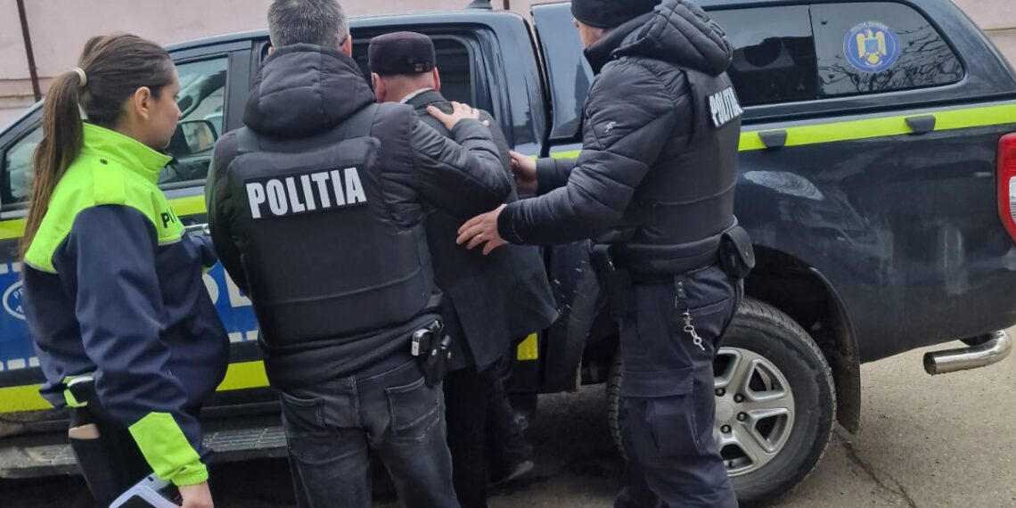 FOTO Un bărbat de 50 de ani, din Ulma, a ajuns în arestul IPJ Suceava, după ce și-a ucis câinele, l-a introdus într-un sac și l-a aruncat în spatele casei. Acesta a lovit patrupedul de mai multe ori cu o țapină în cap