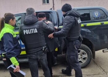 FOTO Un bărbat de 50 de ani, din Ulma, a ajuns în arestul IPJ Suceava, după ce și-a ucis câinele, l-a introdus într-un sac și l-a aruncat în spatele casei. Acesta a lovit patrupedul de mai multe ori cu o țapină în cap