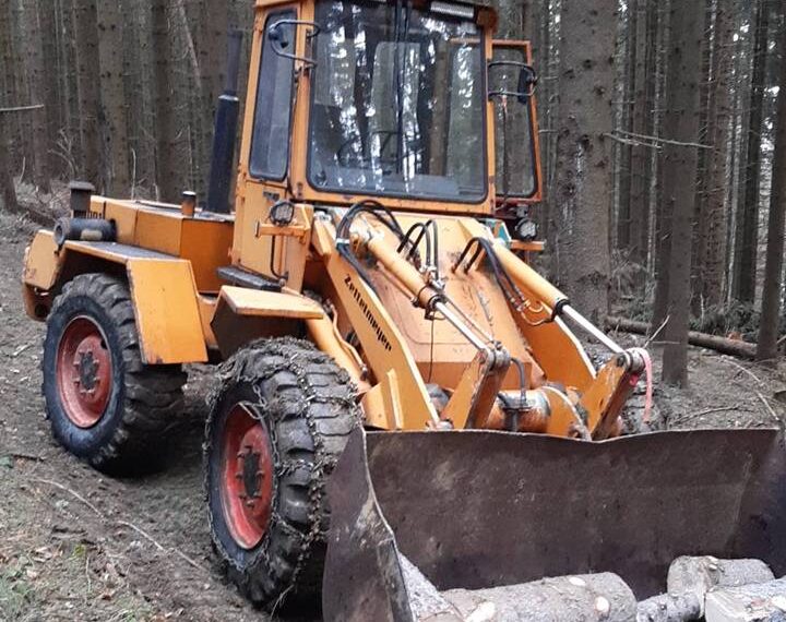 FOTO Utilaj tip volă, indisponibilizat de polițiști pentru tăiere ilegală de material lemnos. Infracțiuni silvice și lemn în valoare de peste 15.000 de lei confiscat de polițiști