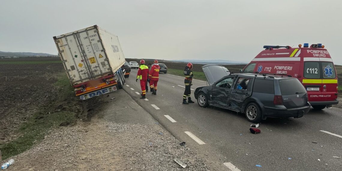 FOTO Accident rutier, între un autoturism și un camion încărcat cu mere, pe raza localității Cumpărătura. Două persoane au ajuns la spital