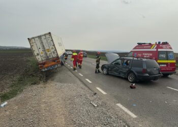 FOTO Accident rutier, între un autoturism și un camion încărcat cu mere, pe raza localității Cumpărătura. Două persoane au ajuns la spital