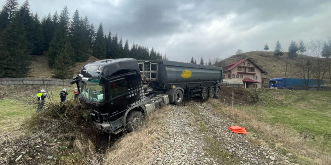 FOTO Un bărbat de 45 de ani a murit la volanul unei basculante, pe raza localității Dorna Candrenilor. Autocamionul a ieșit în afara drumului