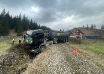 FOTO Un bărbat de 45 de ani a murit la volanul unei basculante, pe raza localității Dorna Candrenilor. Autocamionul a ieșit în afara drumului
