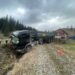 FOTO Un bărbat de 45 de ani a murit la volanul unei basculante, pe raza localității Dorna Candrenilor. Autocamionul a ieșit în afara drumului