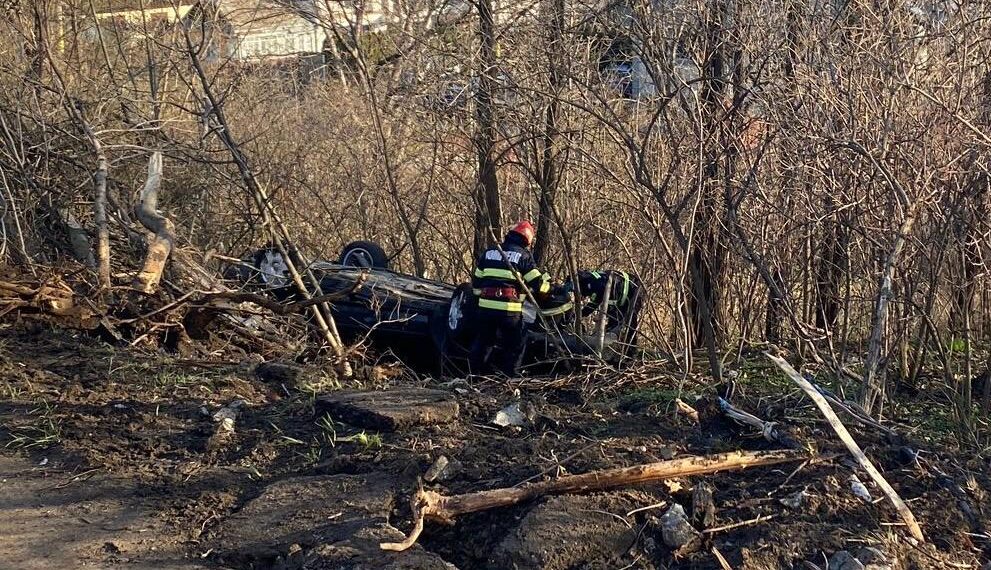 FOTO Un bărbat s-a răsturnat cu mașina pe Calea Unirii, în zona cu cel mai ridicat risc de accidente rutiere din Suceava. Soția și copilul acestuia au fost răniți