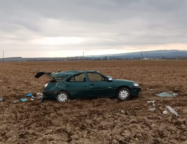 FOTO Un autoturism a ieșit în afara drumului, pe raza localității Marginea. În mașină se aflau cinci persoane, printre care un copil în vârstă de 11 ani