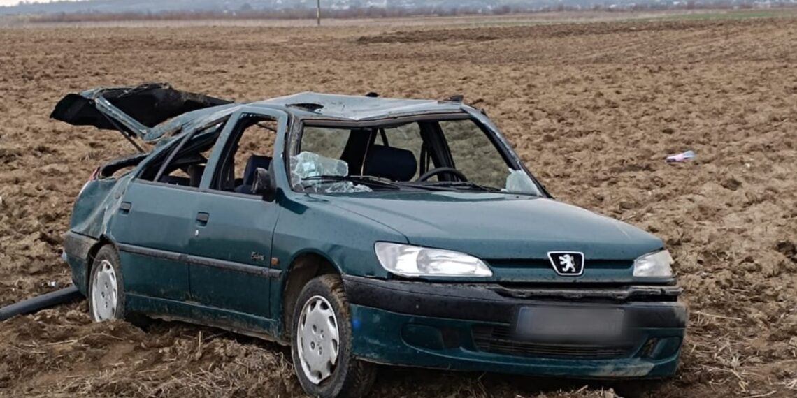 FOTO Un autoturism a ieșit în afara drumului, pe raza localității Marginea. În mașină se aflau cinci persoane, printre care un copil în vârstă de 11 ani