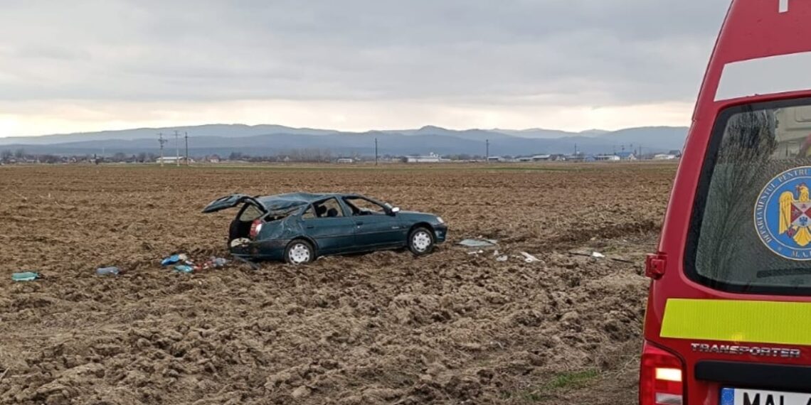 FOTO Un autoturism a ieșit în afara drumului, pe raza localității Marginea. În mașină se aflau cinci persoane, printre care un copil în vârstă de 11 ani
