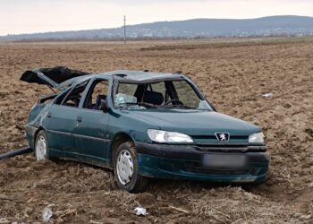 FOTO Un autoturism a ieșit în afara drumului, pe raza localității Marginea. În mașină se aflau cinci persoane, printre care un copil în vârstă de 11 ani