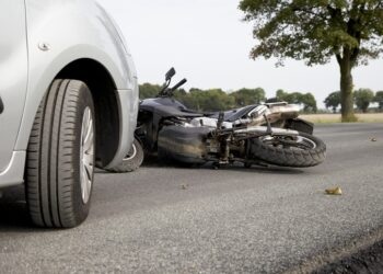 Doi ani și trei luni de închisoare, pentru un șofer care nu a oprit la ”STOP”, a izbit un motociclist care circula regulamentar și a fugit de la fața locului, întrecându-se cu martorii care au încercat să-l blocheze în trafic. Inculpatul a susținut că și-a văzut de drum pentru că a considerat că motociclistul nu a pățit nimic