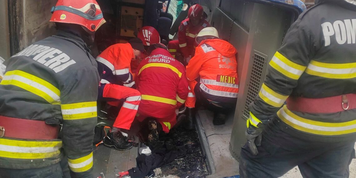 VIDEO Grav accident rutier în satul Oniceni din Forăști. Șase persoane au fost rănite, după ce duba în care se aflau s-a răsturnat într-o curte