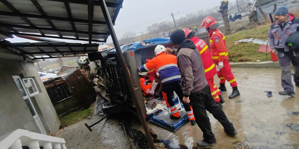 VIDEO Grav accident rutier în satul Oniceni din Forăști. Șase persoane au fost rănite, după ce duba în care se aflau s-a răsturnat într-o curte