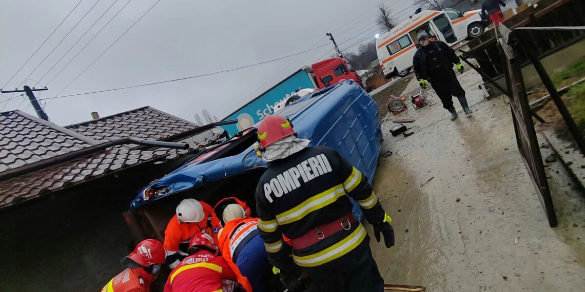VIDEO Grav accident rutier în satul Oniceni din Forăști. Șase persoane au fost rănite, după ce duba în care se aflau s-a răsturnat într-o curte