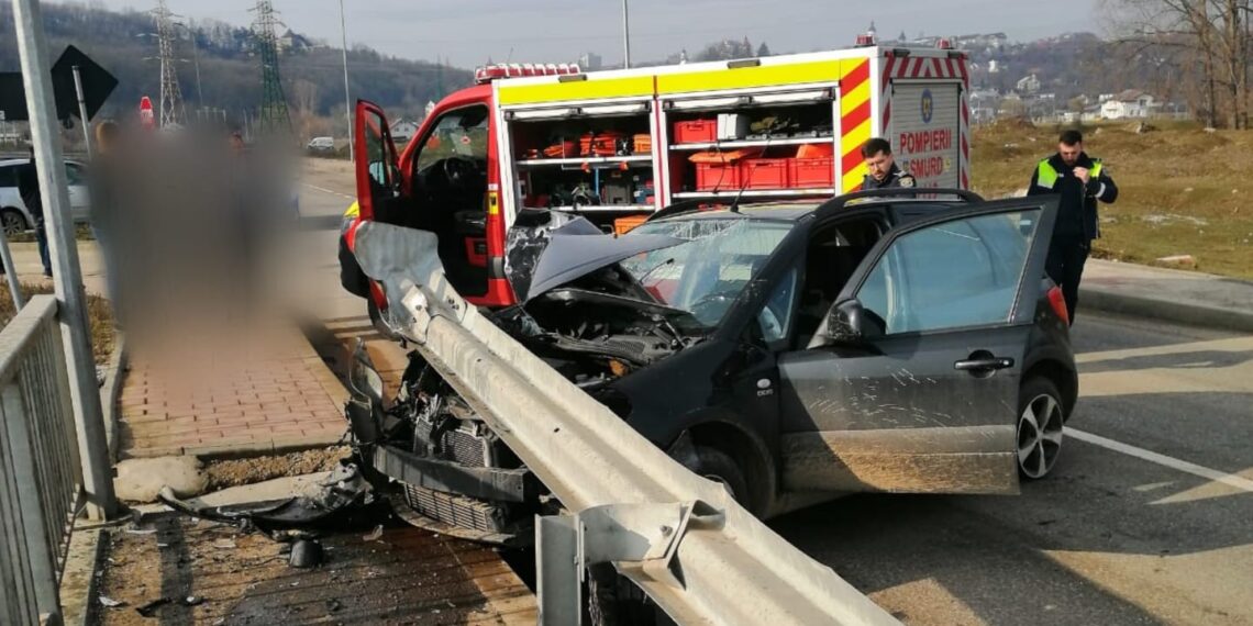 FOTO Un autoturism s-a înfipt într-un parapet din zona ”Podul Unirii” din Suceava. O adolescentă de 16 ani a fost transportată la spital, după ce a fost extrasă din autoturism