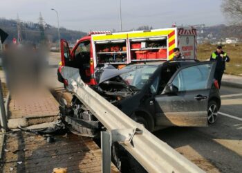 FOTO Un autoturism s-a înfipt într-un parapet din zona ”Podul Unirii” din Suceava. O adolescentă de 16 ani a fost transportată la spital, după ce a fost extrasă din autoturism