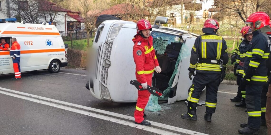 VIDEO Cinci persoane au ajuns la spital, după ce microbuzul în care se aflau s-a răsturnat pe raza localității Prisaca Dornei