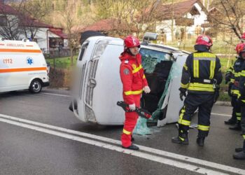 VIDEO Cinci persoane au ajuns la spital, după ce microbuzul în care se aflau s-a răsturnat pe raza localității Prisaca Dornei