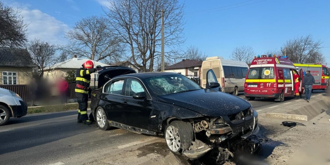 FOTO Un autoturism s-a izbit într-un cap de pod din Salcea. O adolescentă de 16 ani a fost transportată la spital