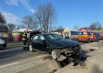 FOTO Un autoturism s-a izbit într-un cap de pod din Salcea. O adolescentă de 16 ani a fost transportată la spital