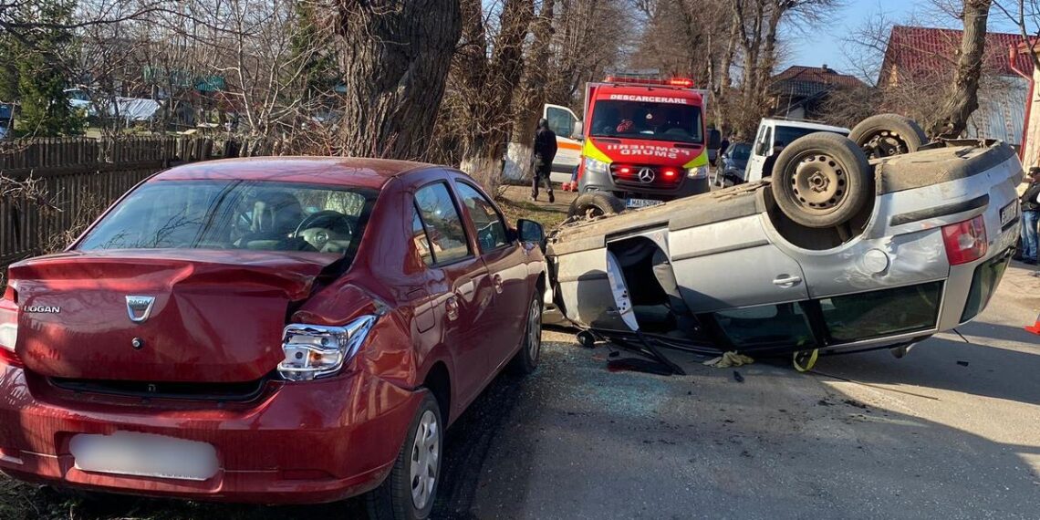 FOTO Accident rutier pe raza localității Stroiești, între trei autoturisme. Șoferul mașinii răsturnate a refuzat transportul la spital