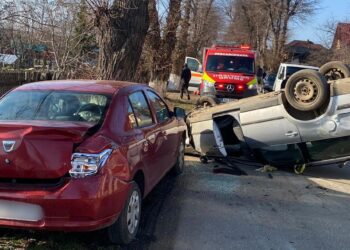 FOTO Accident rutier pe raza localității Stroiești, între trei autoturisme. Șoferul mașinii răsturnate a refuzat transportul la spital