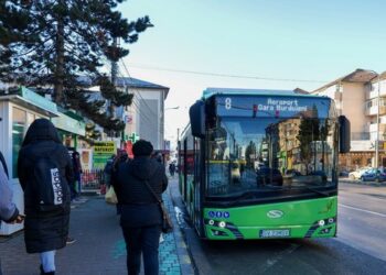 Un bătrân de 85 de ani a ajuns la spital, după ce a fost prins între ușile unui autobuz TPL Suceava, în stația Orizont