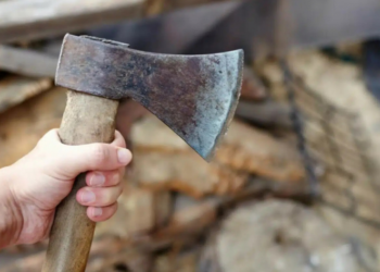 Un individ a fost condamnat definitiv la 9 ani de închisoare pentru că a încercat să-l ucidă pe fostul concubin al iubitei sale, în perioada Crăciunului din 2017. Inculpatul a bătut la ușa victimei și a lovit-o cu o bărdiță în cap